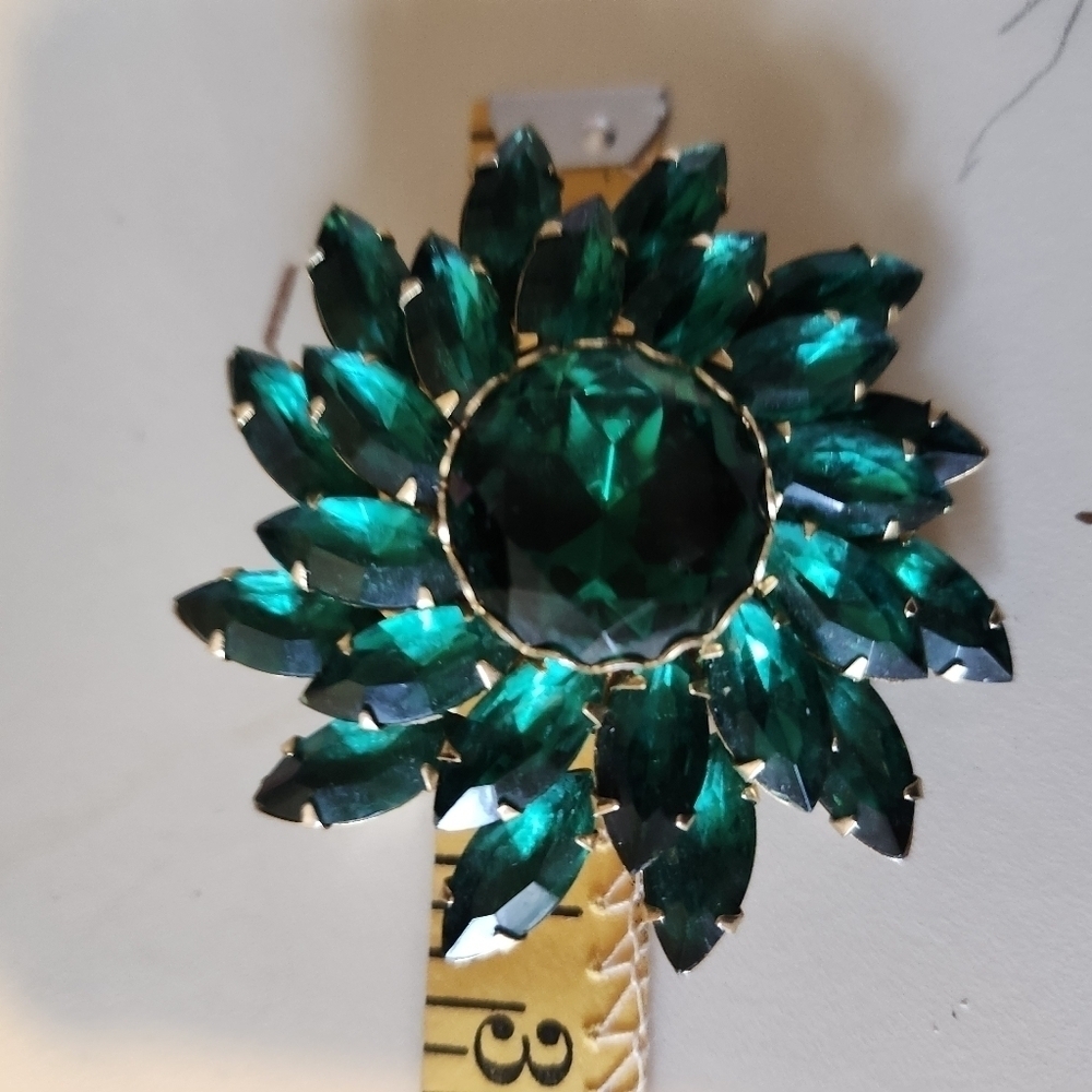 Vintage Emerald Green Floral Brooch - Picture 4 of 5